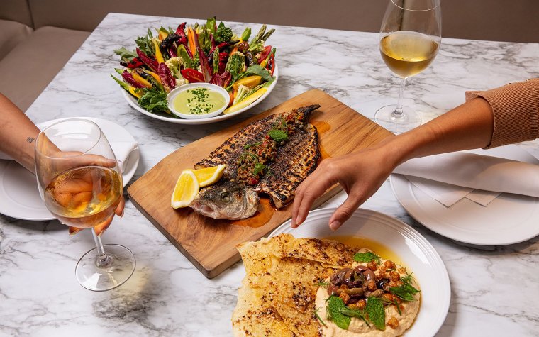 Inhaltsverzeichnis Fresh Salate, Hummus, gegrillter Fisch und Pitabrot