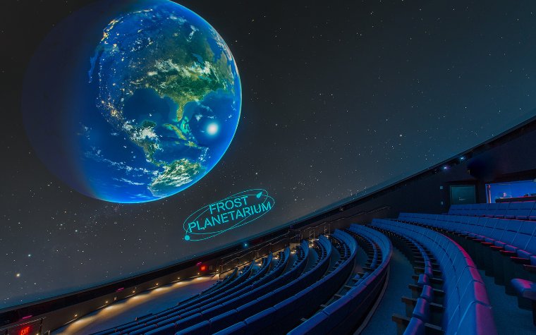 Planetario con comoda area salotto al Phillip and Patricia Frost Museum of Science