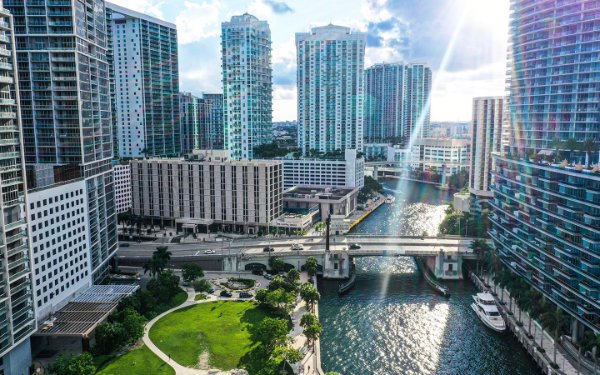 迈阿密市中心、布里克尔和迈阿密河的鸟瞰图