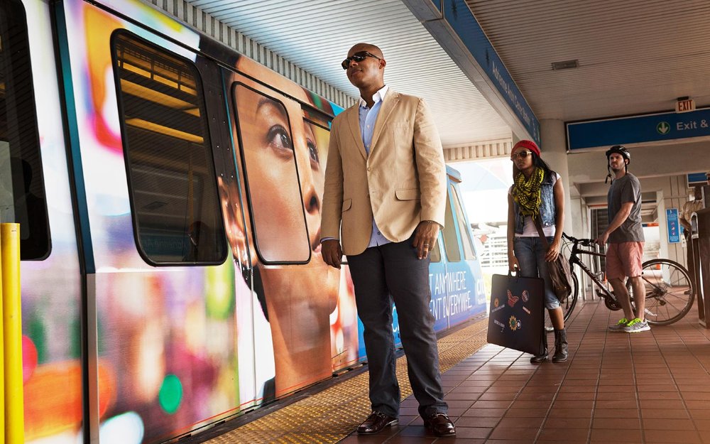 Vizitè ap tann Metromover nan estasyon Adrienne Arsht Center