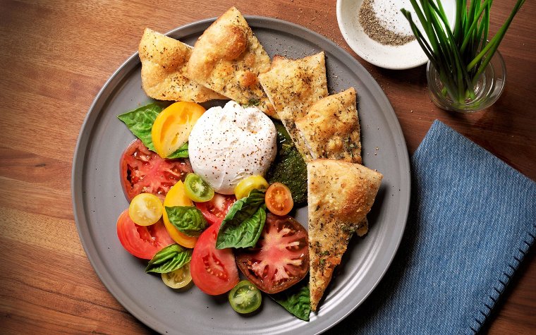 latter of fresh tomatoes served with pita bread