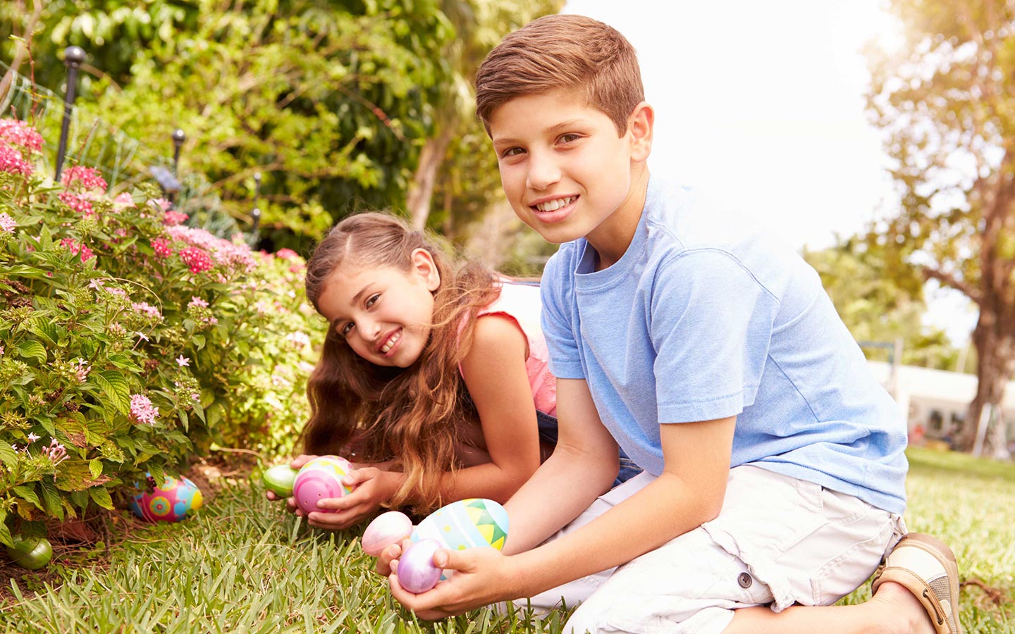 Crianças exibindo seus ovos em uma Caça aos Ovos de Páscoa