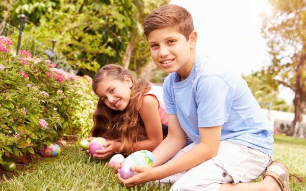 孩子们在复活节寻蛋活动中炫耀他们的彩蛋