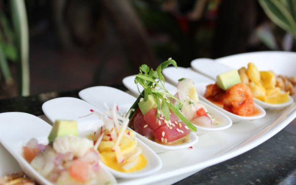 Une variété de ceviche sur des cuillères d'échantillonnage chez Jaguar