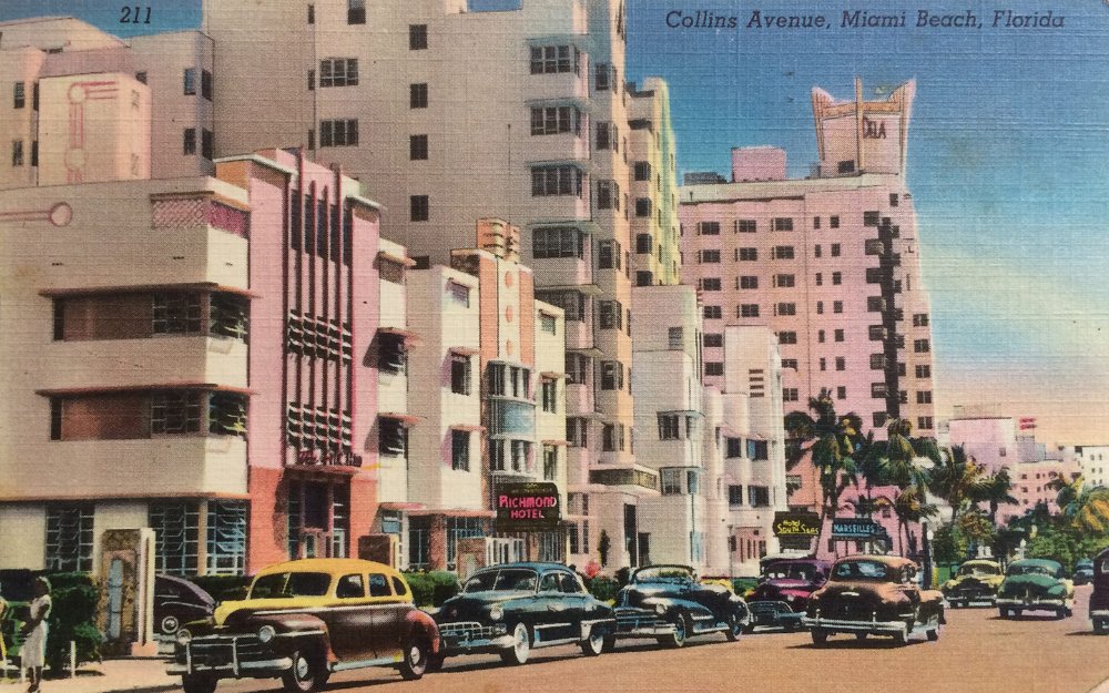 Hoteles y automóviles Art Deco en Collins Avenue en la década de 1950