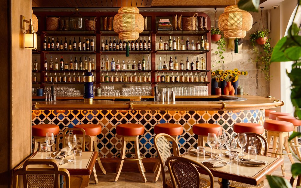 Tropezón bar area with counter seating