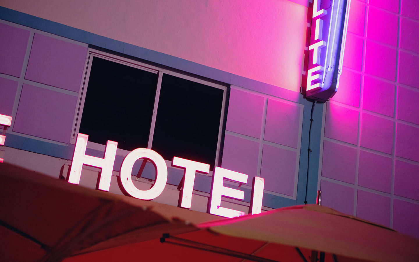 Neonfarbenes Hotelschild
