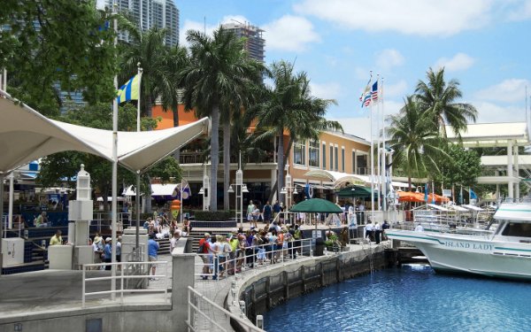 Island Queen nan Bayside Marketplace