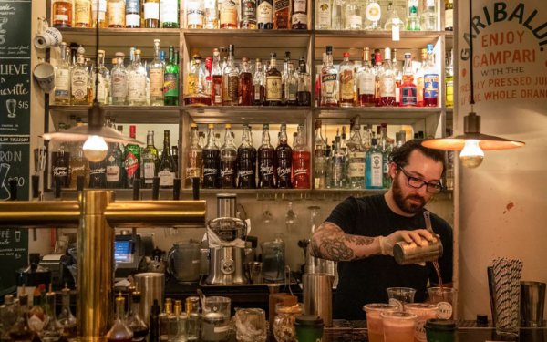 Barman mélangeant des boissons