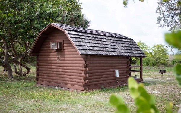 Campez la nuit dans une cabane au parc d'État d'Oleta