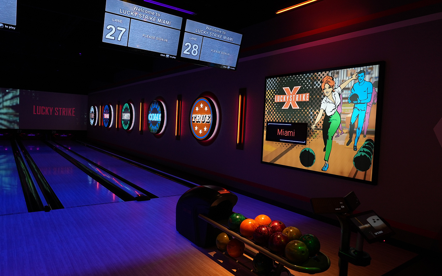 Neonbeleuchtete Bowlingbahnen und bunte Bowlingkugeln bei Lucky Strike Lanes