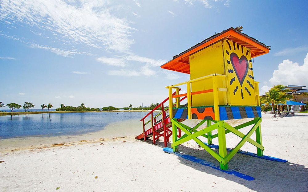 Homestead Bayfront Park Beach とライフガードは心を持って立っています