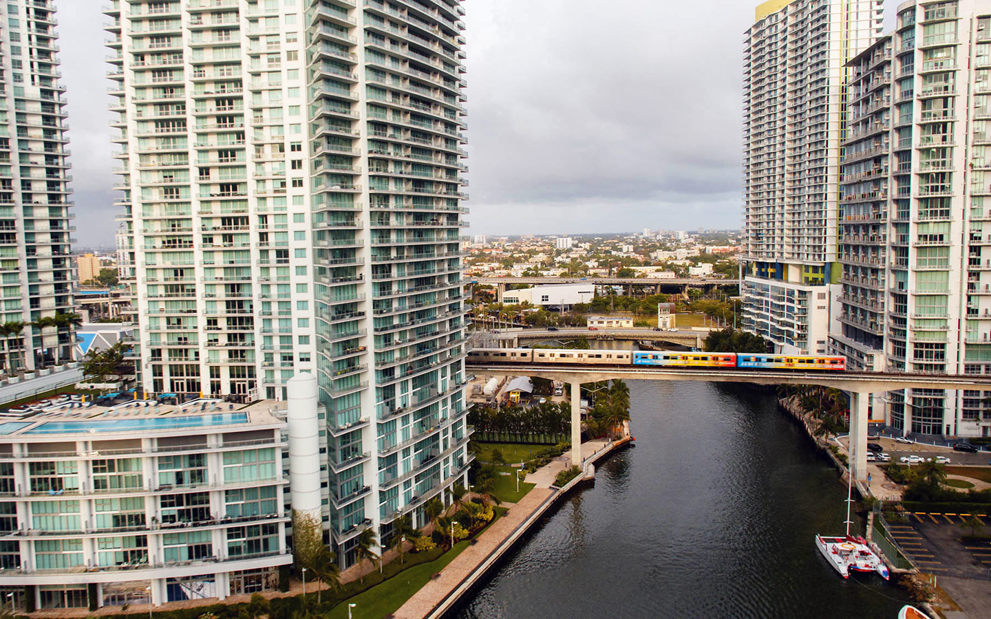 Miami Metrorail su binari sopraelevati tra gli edifici di Downtown Miami e Brickell