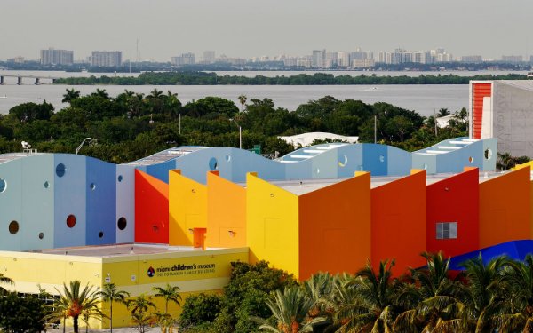 O exterior colorido do Miami Childrens Museum na Ilha Watson