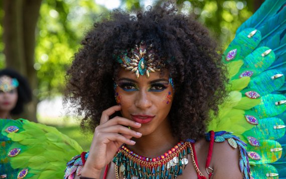 Donna vestita con uno scintillante costume di Carnevale