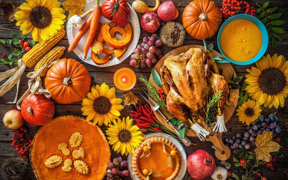 Cena del Ringraziamento con tacchino, torte, zucche e girasoli