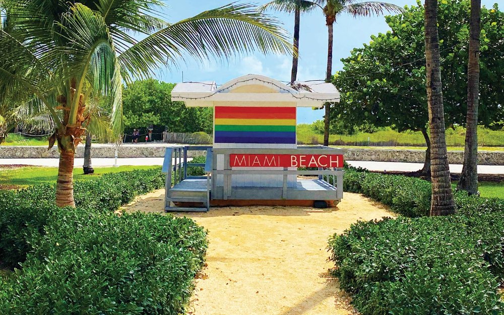 LGBTQ+ 主题救生员站立Miami Beach