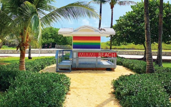 LGBTQ+ 救生员站在Miami Beach