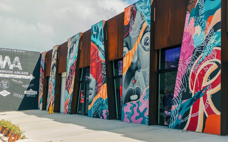 Mostra i volti di diversi murales a Wynwood Walls