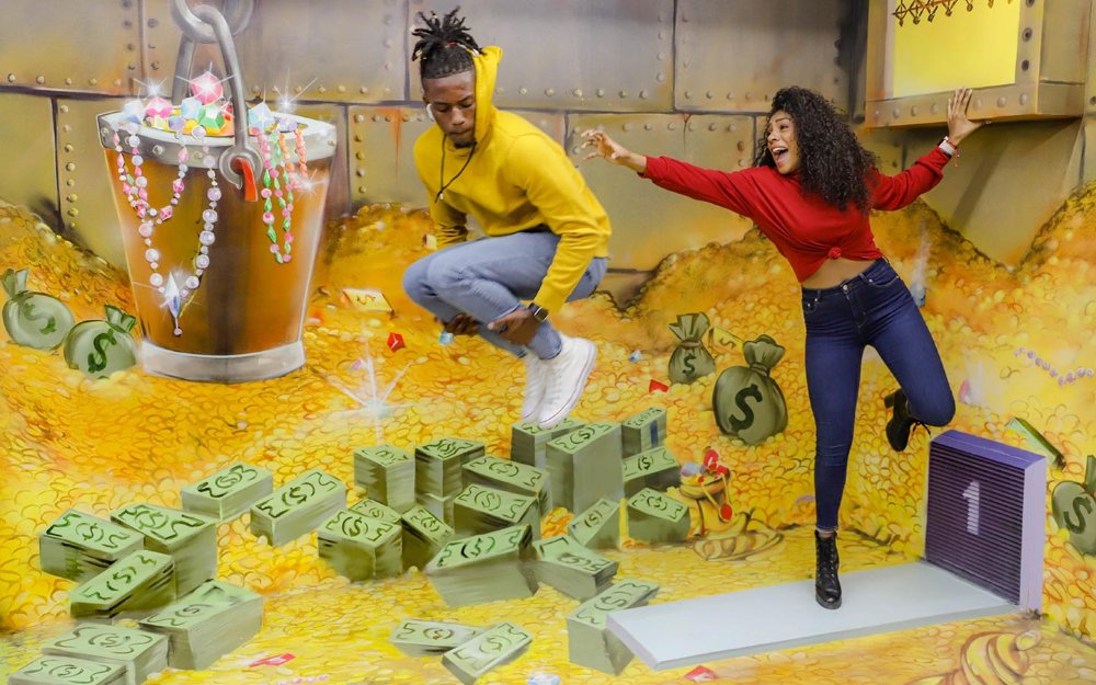 Posando em uma sala cheia de tesouros no Museu das Ilusões