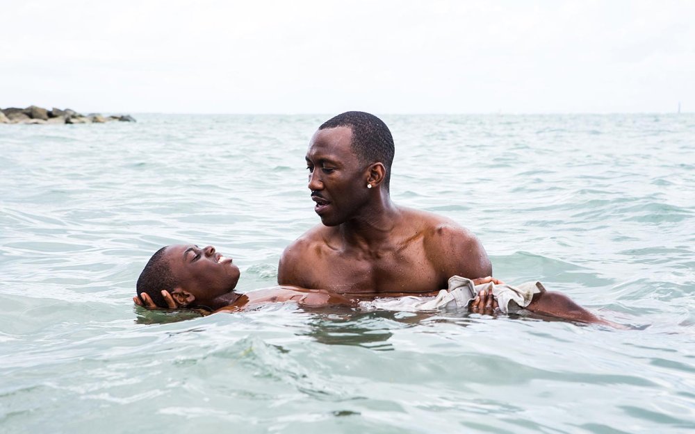 Il padre insegna al figlio a galleggiare nell'oceano nel film Moonlight