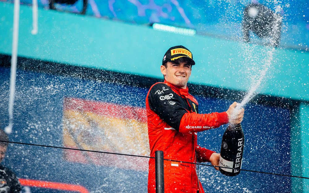 Piloto de Fórmula 1 rociando champán