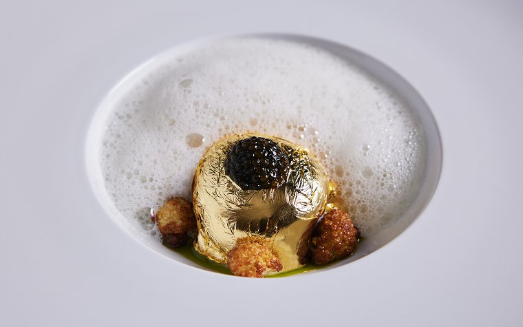 Amuse bouche de huevo de oro en Tambourine Room Amuse bouche de huevo de oro en Tambourine Room