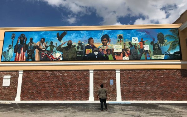 Mural na lateral do prédio do One United Bank por Addonis Parker