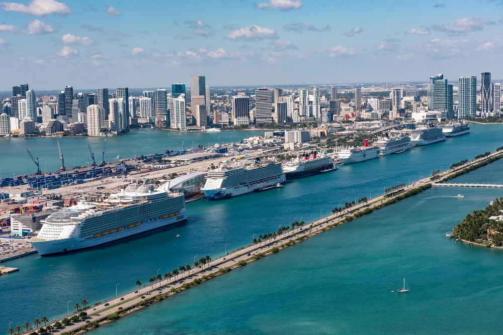 Аэрофотоснимок круизных лайнеров в PortMiami