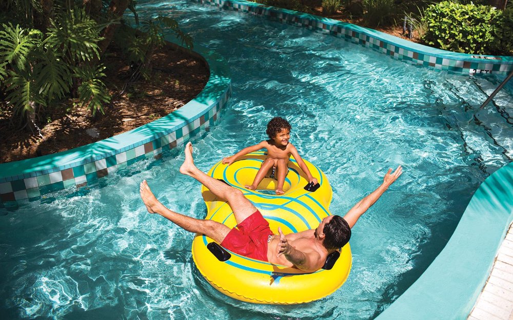 Familie treibt den Lazy River von Tidal Cove hinunter