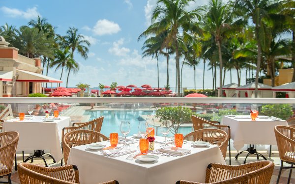 Poolside dining area at Il Mulino
