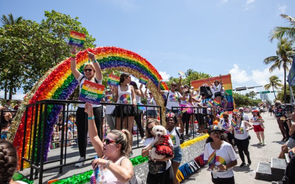 Flote nan la Miami Beach Sou entènèt jwèt Pride Parade