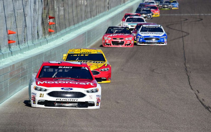 Auto da corsa in azione a Homestead Miami Speedway