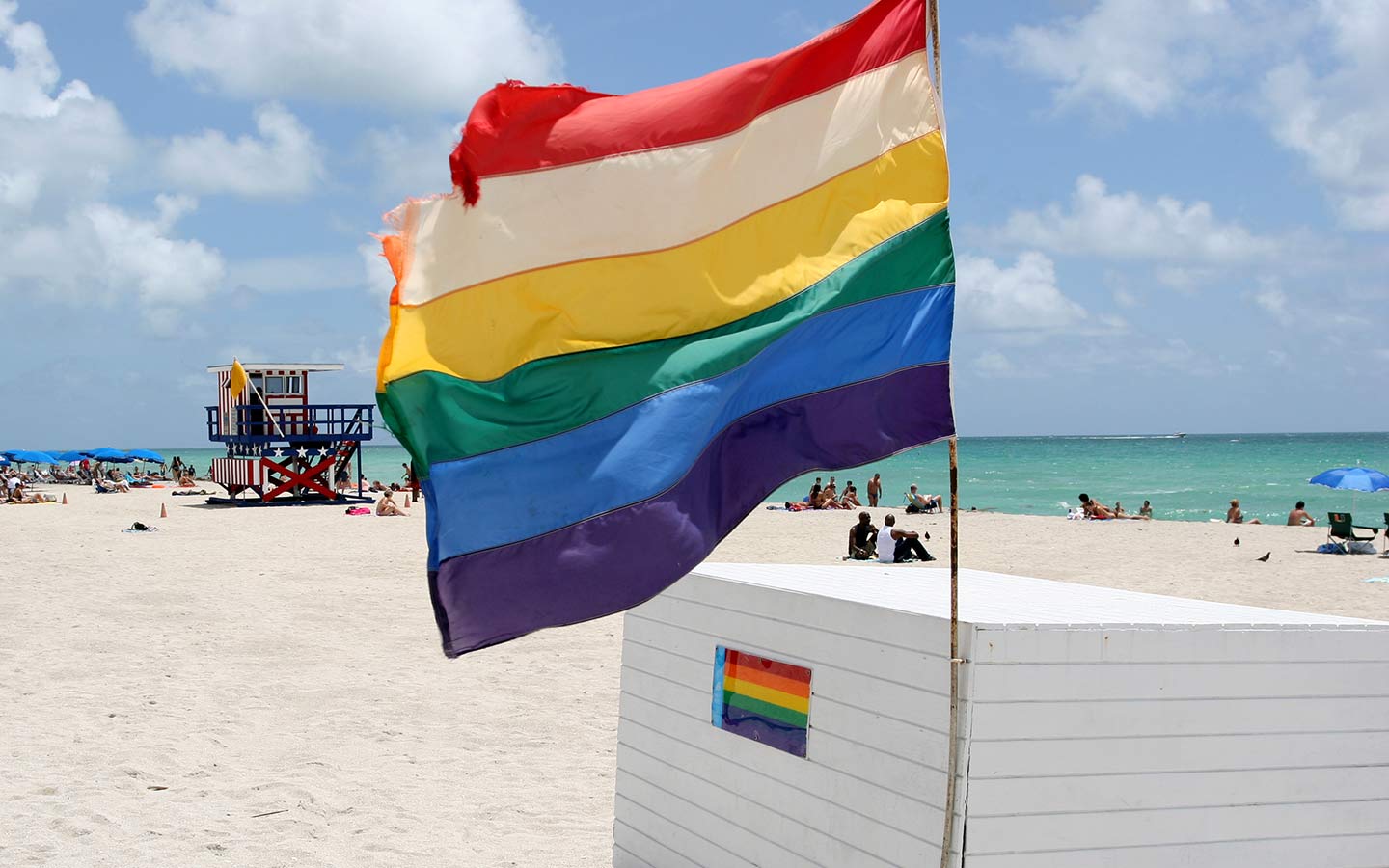 bandera del arco iris en el Beach