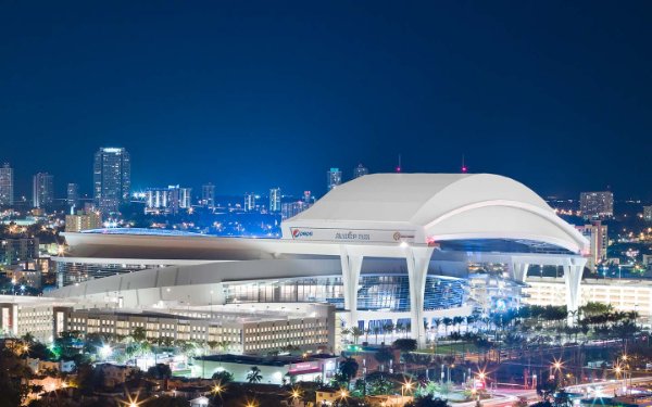 Le parc LoanDepot illuminé la nuit