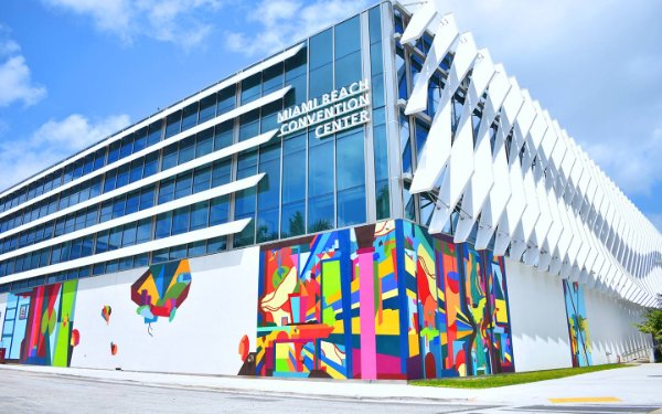 Miami Beach Convention Center com mural colorido