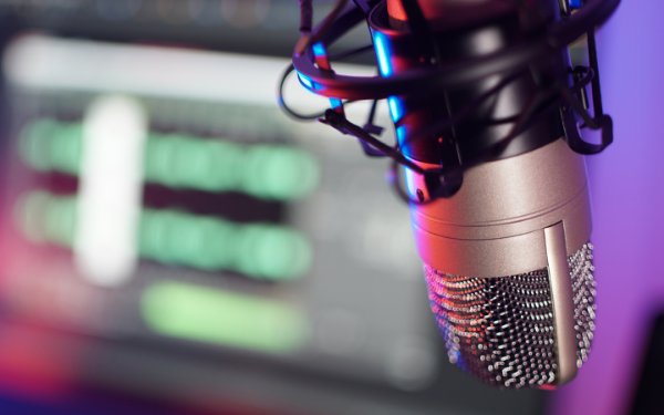 Imagen de detalle de un micrófono en un estudio de grabación