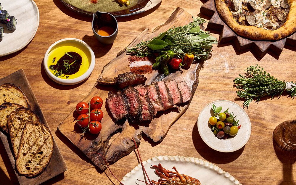 Tavola imbandita con piatti mediterranei a Casa Neos