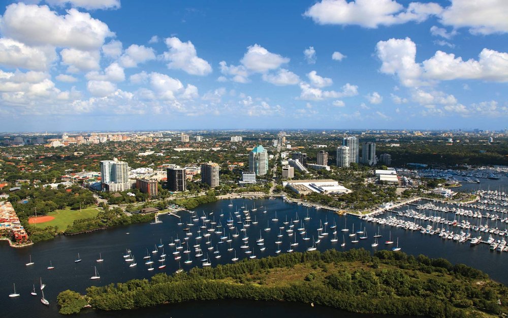 Vista aérea de Coconut Grove y puerto deportivo