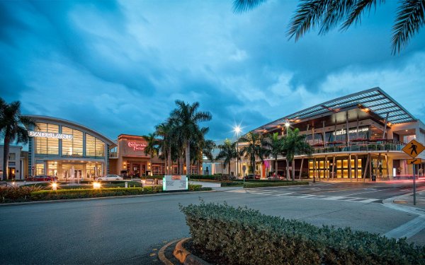 Vista nocturna de Dadeland Mall en Kendall