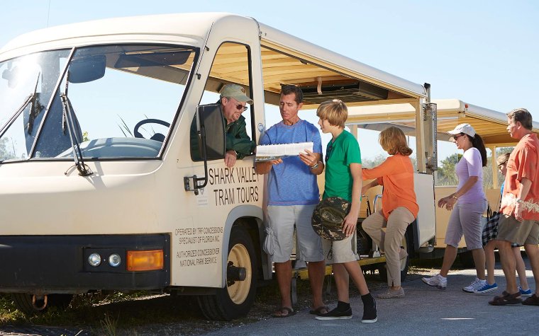 Les visiteurs à bord du tramway de Shark Valley