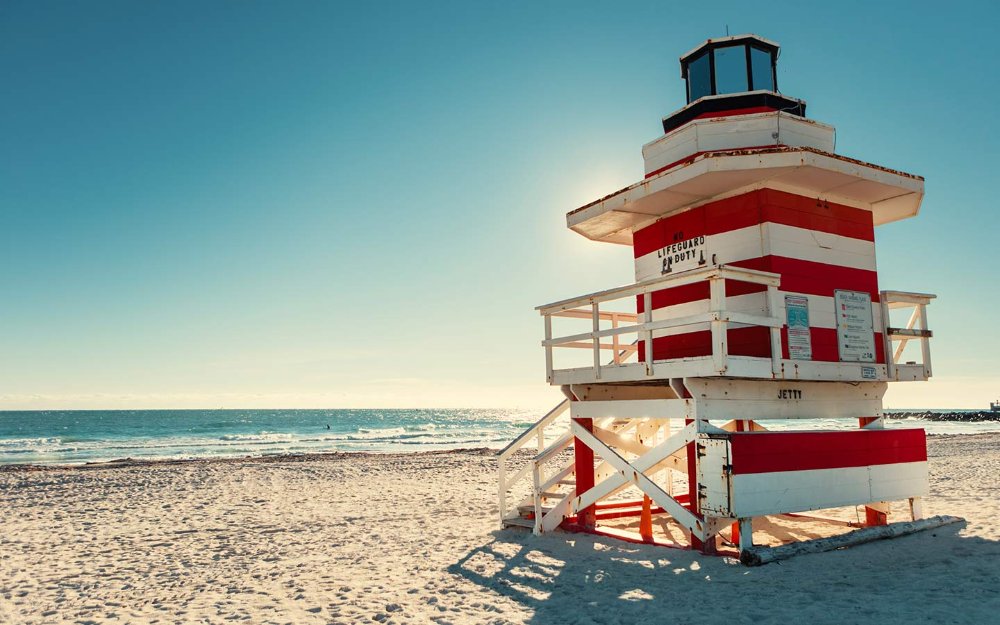 Soporte del salvavidas del faro cerca del South Beach embarcadero