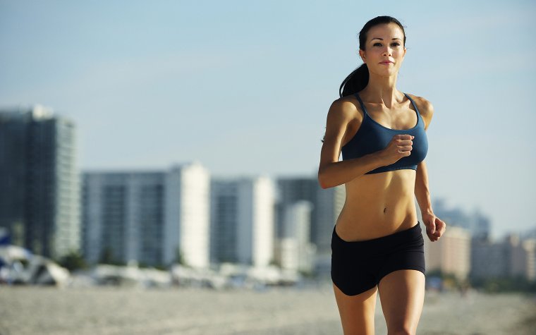 Frau joggt auf dem Beach