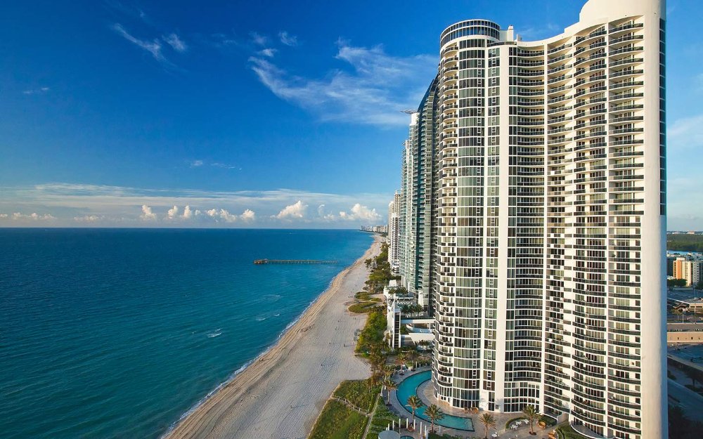 Вид с воздуха на Hotel грести Sunny Isles Beach