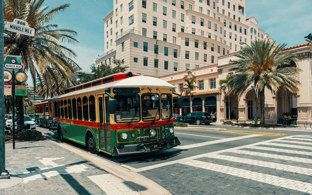 Coral Gables Trolley en la esquina de Miracle Mile