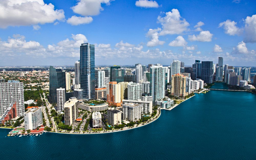 Vista aérea de los edificios en Brickell Bay Drive y el océano.