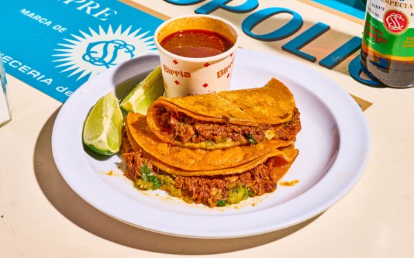 Tacos birria vyann bèf nan Tacombi