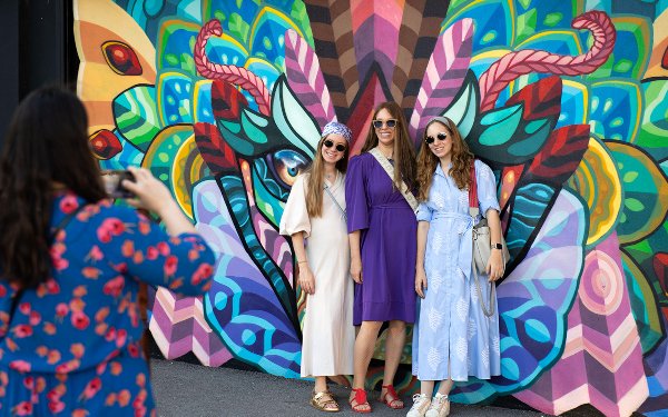 Donne in posa vicino a un murale a Wynwood Walls