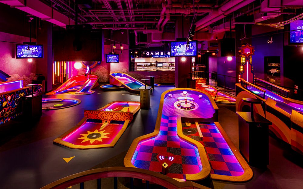 Sala giochi al neon all'interno di Puttshack