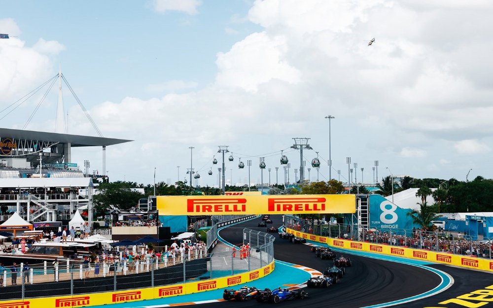 Seguimiento y Hard Rock Stadium en el fondo